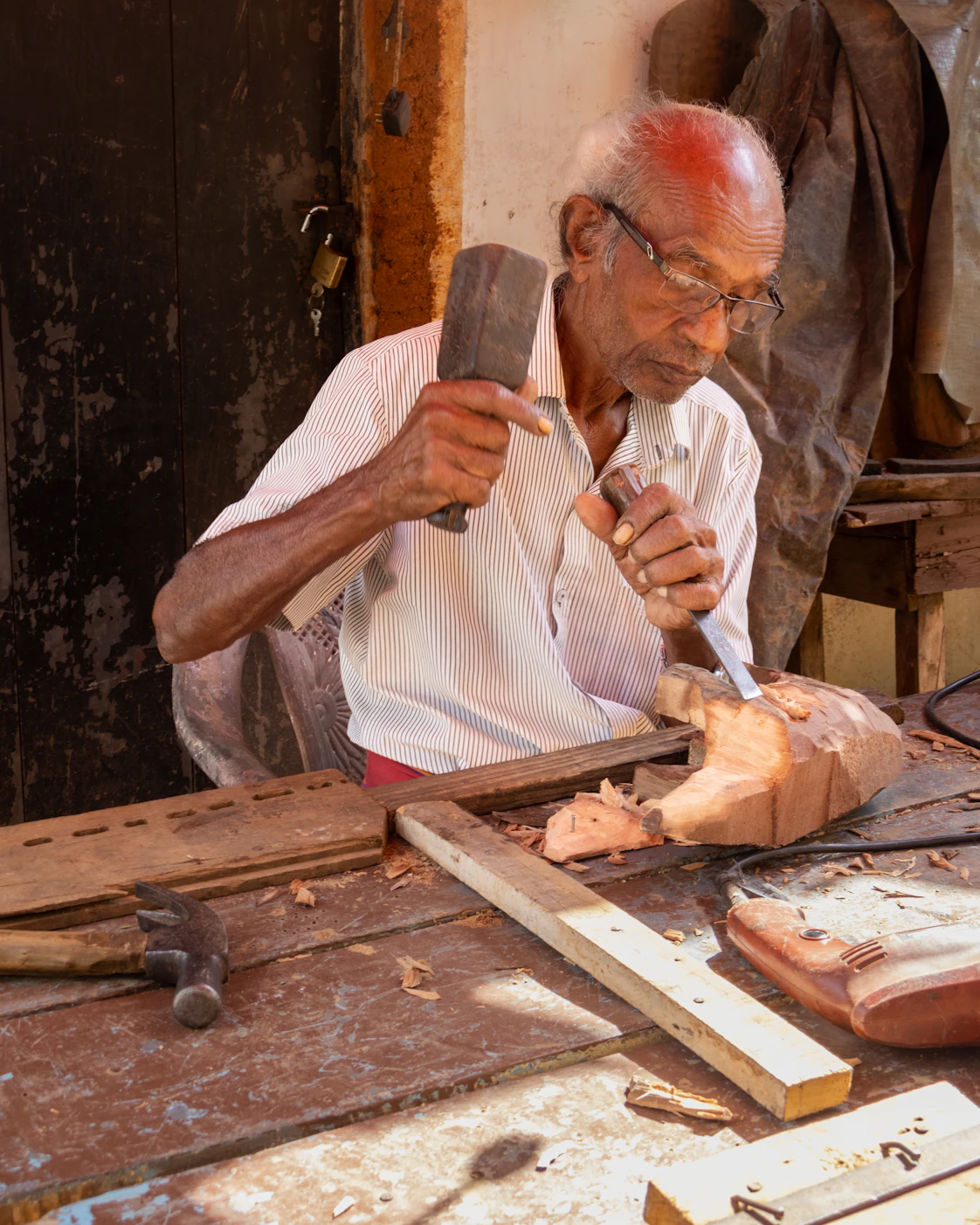 Dirigeant expérimenté au travail dans son atelier