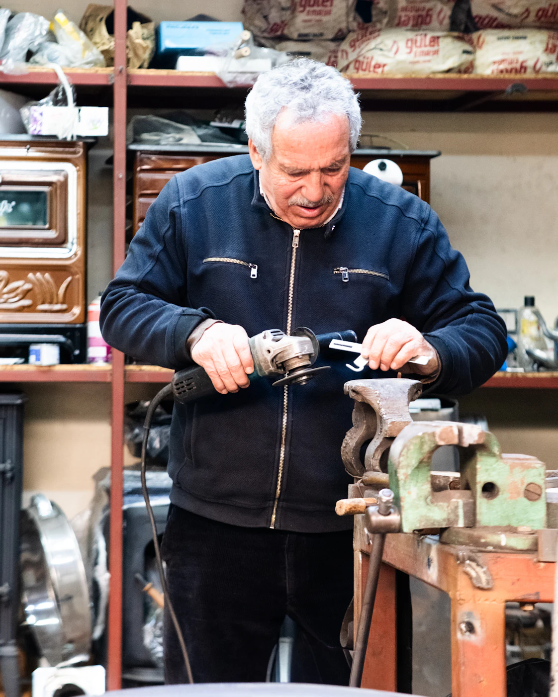 Dirigeant expérimenté au travail sur une pièce métallique