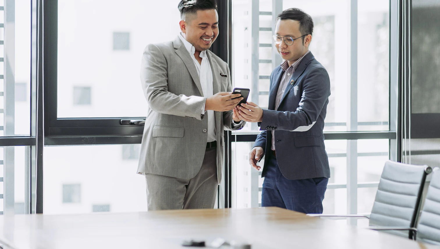 Deux dirigeants en échange dans un bureau vitré