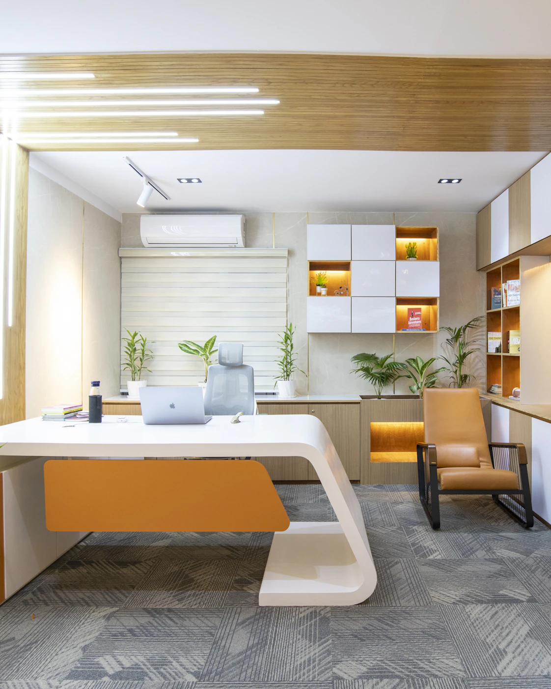 Bureau contemporain en bois clair