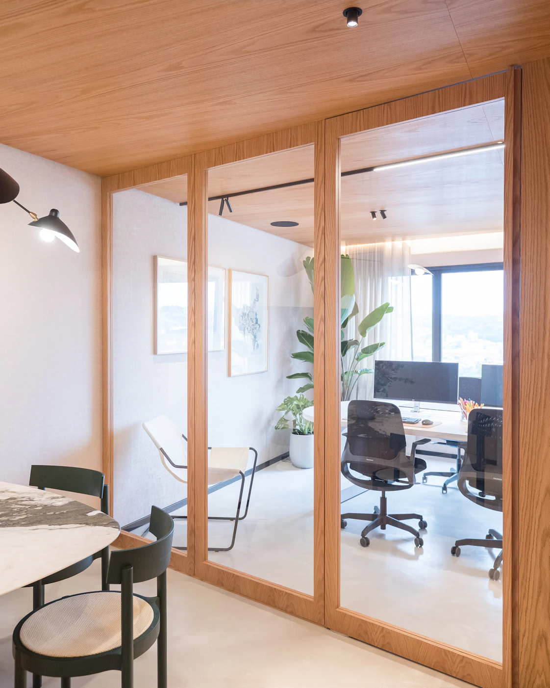 Espace de bureau avec cloison vitrée et menuiserie bois